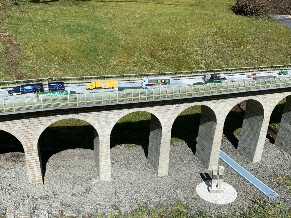 Modell mit Spielzeugautos von der Autobahnbrcke Pirk