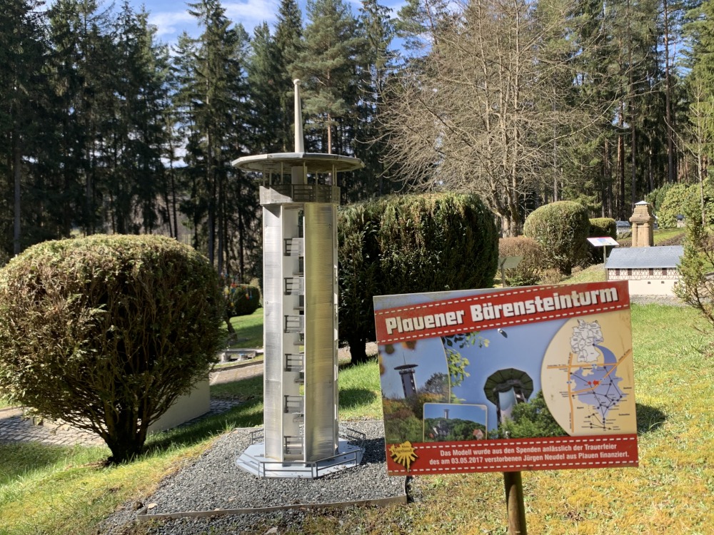 Modell vom Plauener Brenstein-Turm mit Infotafel im Wald