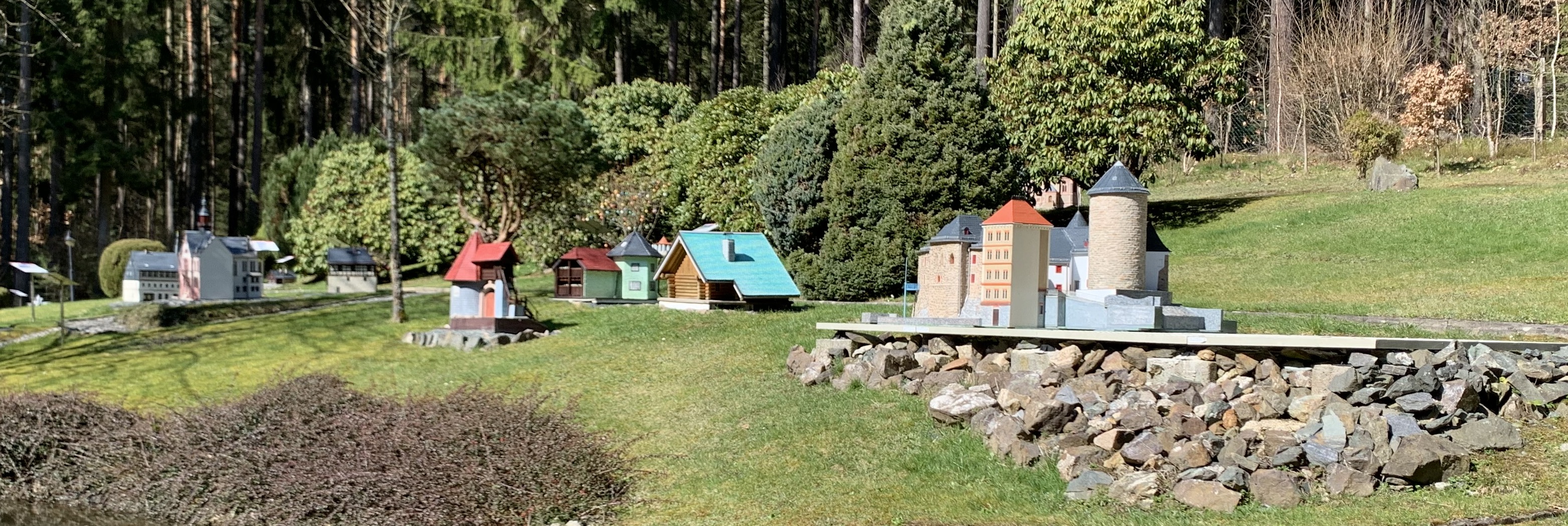 Miniaturgebude auf Wiese im Wald