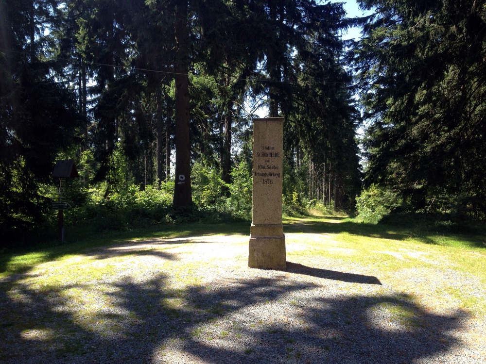 Sule in Wald mit Aufschrift: Station Schnheide der Kn: Schs: Triangulirung 1876