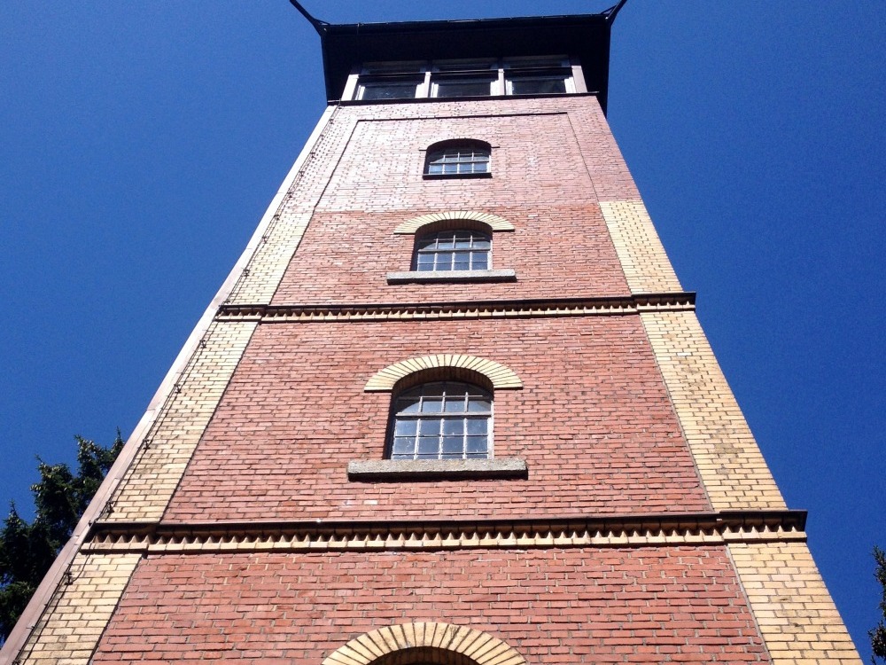 Turm von unten bis nach oben fotografiert