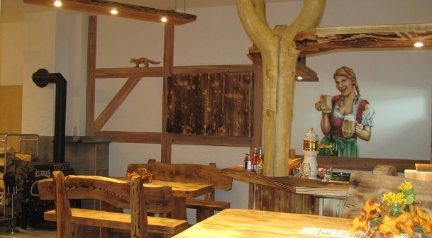 Rustikale Bar und Sitzmöbel aus Holz