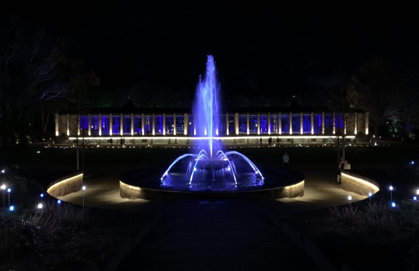 Springbrunnen vor Wandelgang in blau