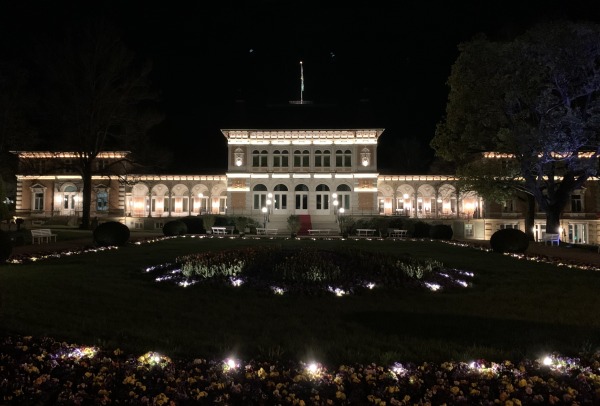 Garten vor Palast in der Nacht, beleuchtet