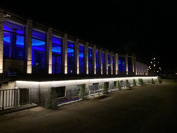 Gebäude mit großen Fenster in der Nacht, von innen blau beleuchtet
