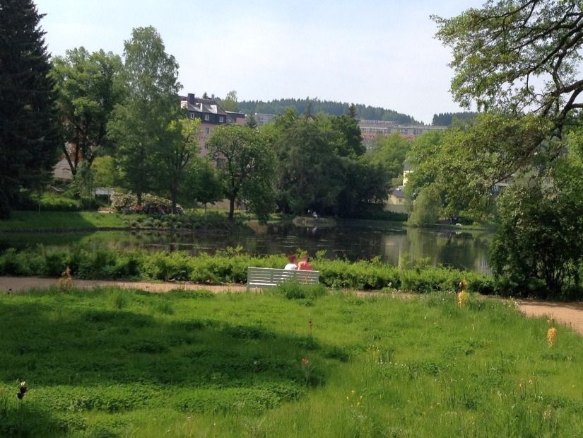 Weie Gartenbank mit verliebtem Prchen