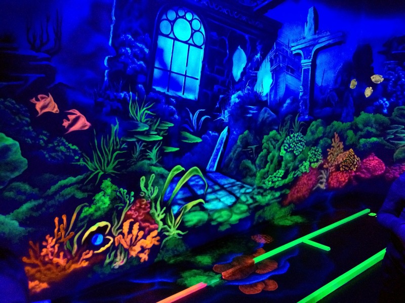 Neon und blaue Unterwasserwelt an Wand
