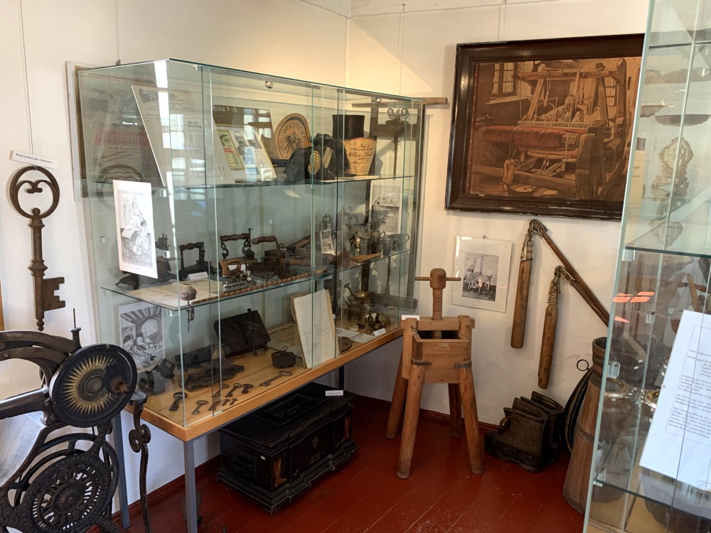 Ausstellung historischer Gebrauchsgegenstände in einer Glasvitrine