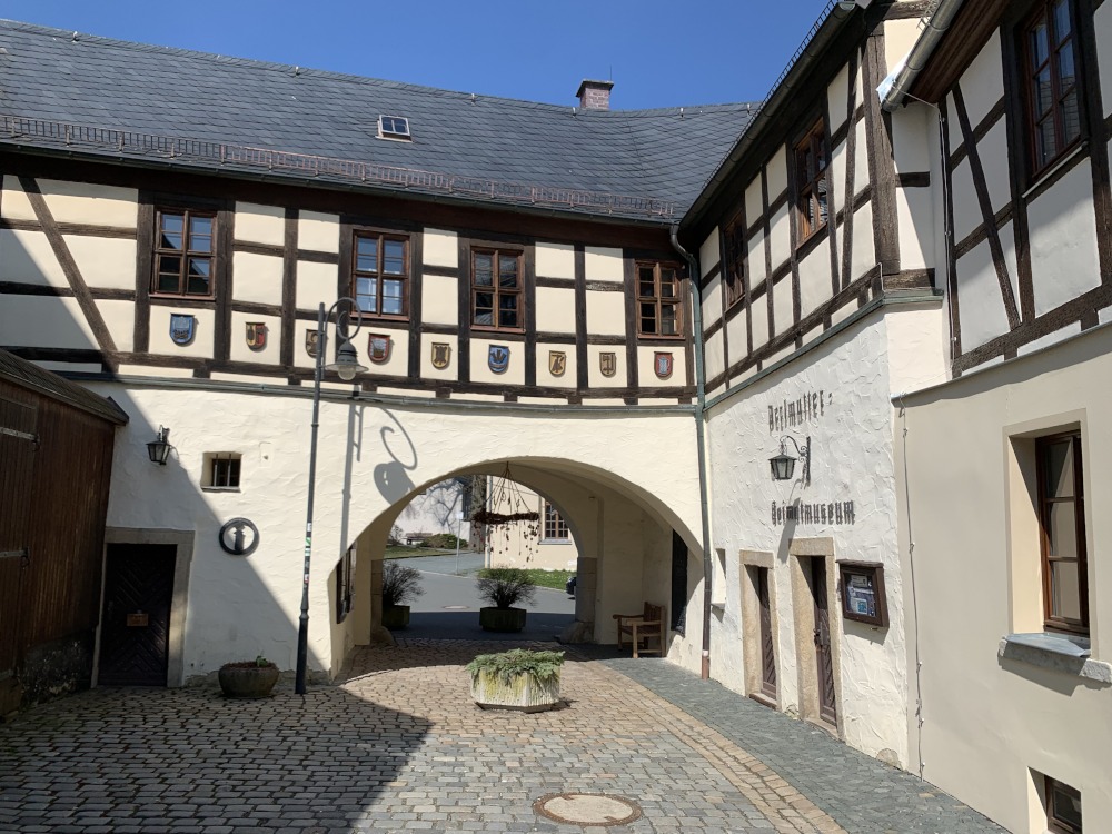 Fachwerkhaus mit Durchgang im Zentrum von Adorf