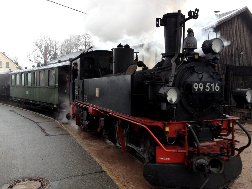 Im Bahnhof einfahrender Zug