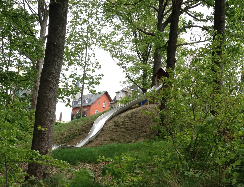 Lange Rutsche auf Hgel durch Park.