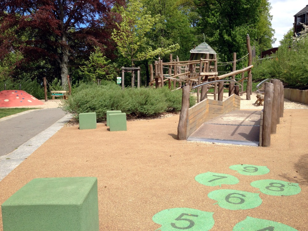 Platz im Spielplatz mit Zahlen zum Hpfen. Dahinter wackelnder Weg.