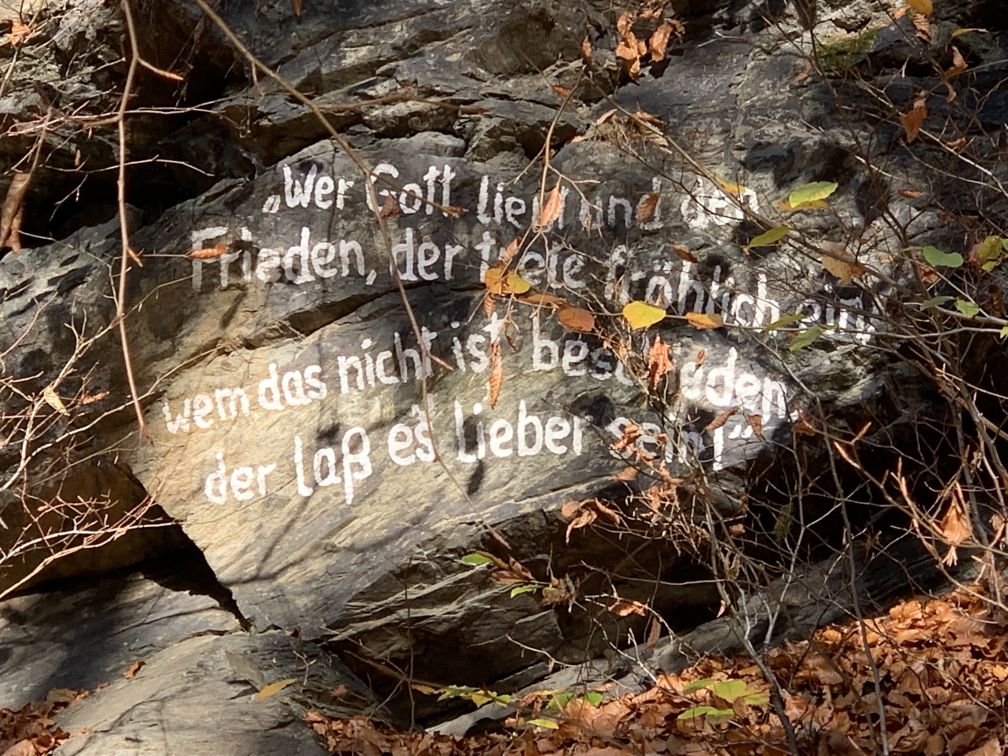 Felsen mit aufgemaltem Spruch: Wer Gott liebt und den Frieden, der trete frhlich ein, wem das nicht ist beschieden, der lass es lieber sein!