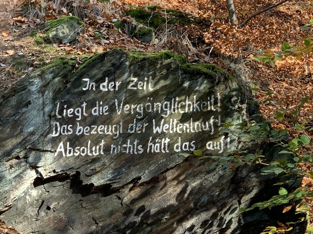 Felsen mit aufgemaltem Spruch: In der Zeit liegt die Vergnglichkeit! Das bezeugt der Weltenlauf! Absolut nichts hlt das auf!