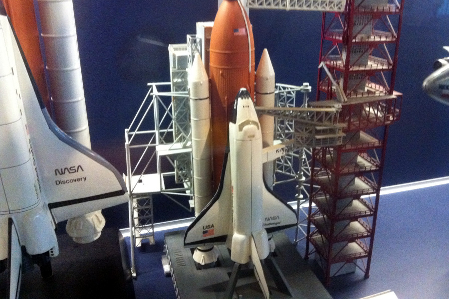 Spaceshuttle-Modell mit Trgerraketen und Treibstofftank