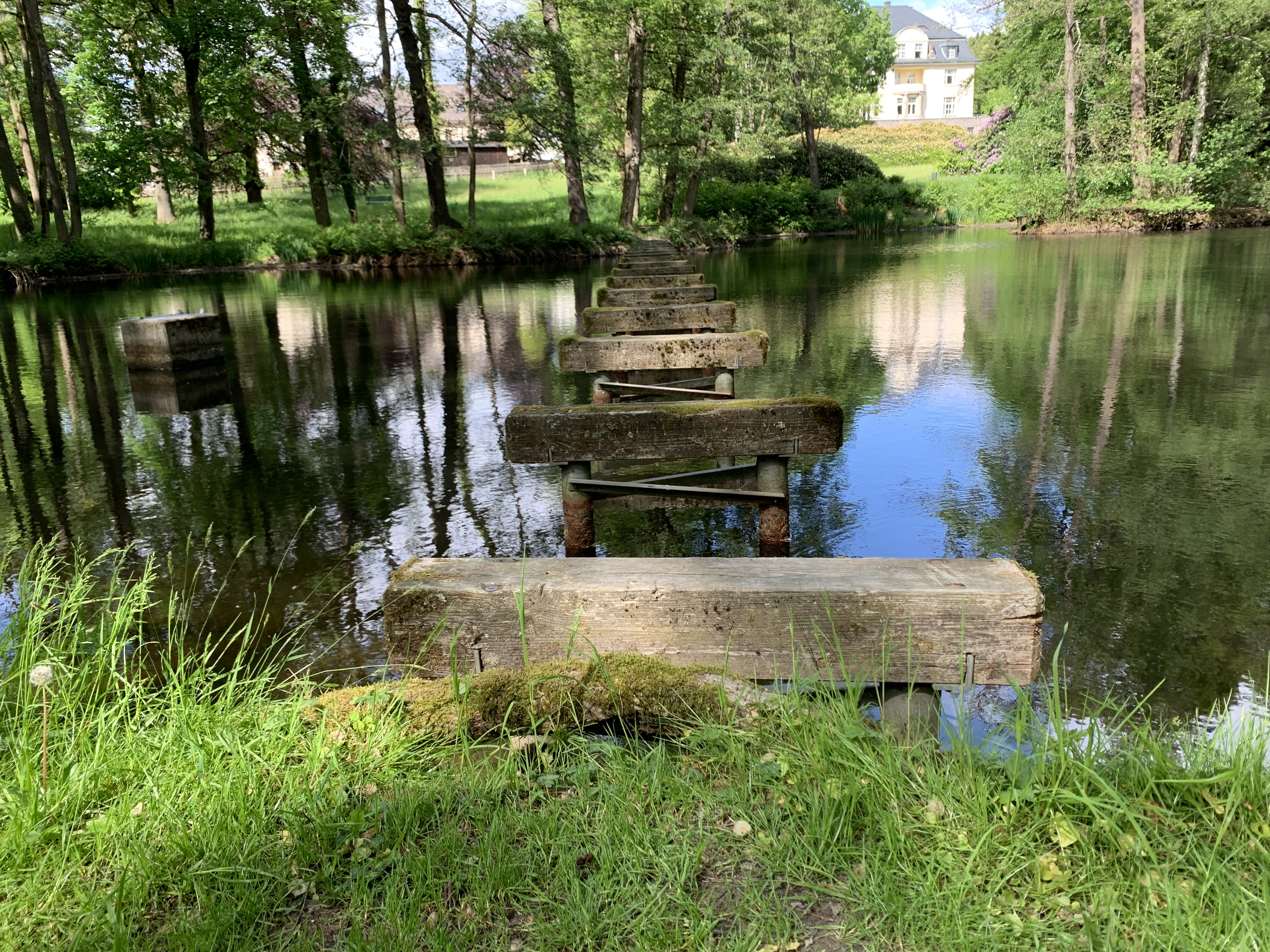 Mystische Brückenbalken über einen Teich