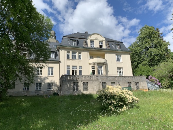 Groes Wohnhaus mit Terrasse in der Natur