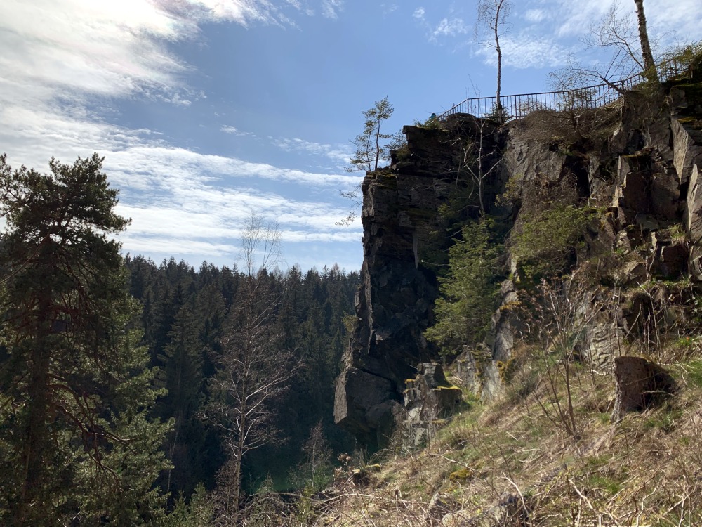 Steile senkrechte Felskante im Wald