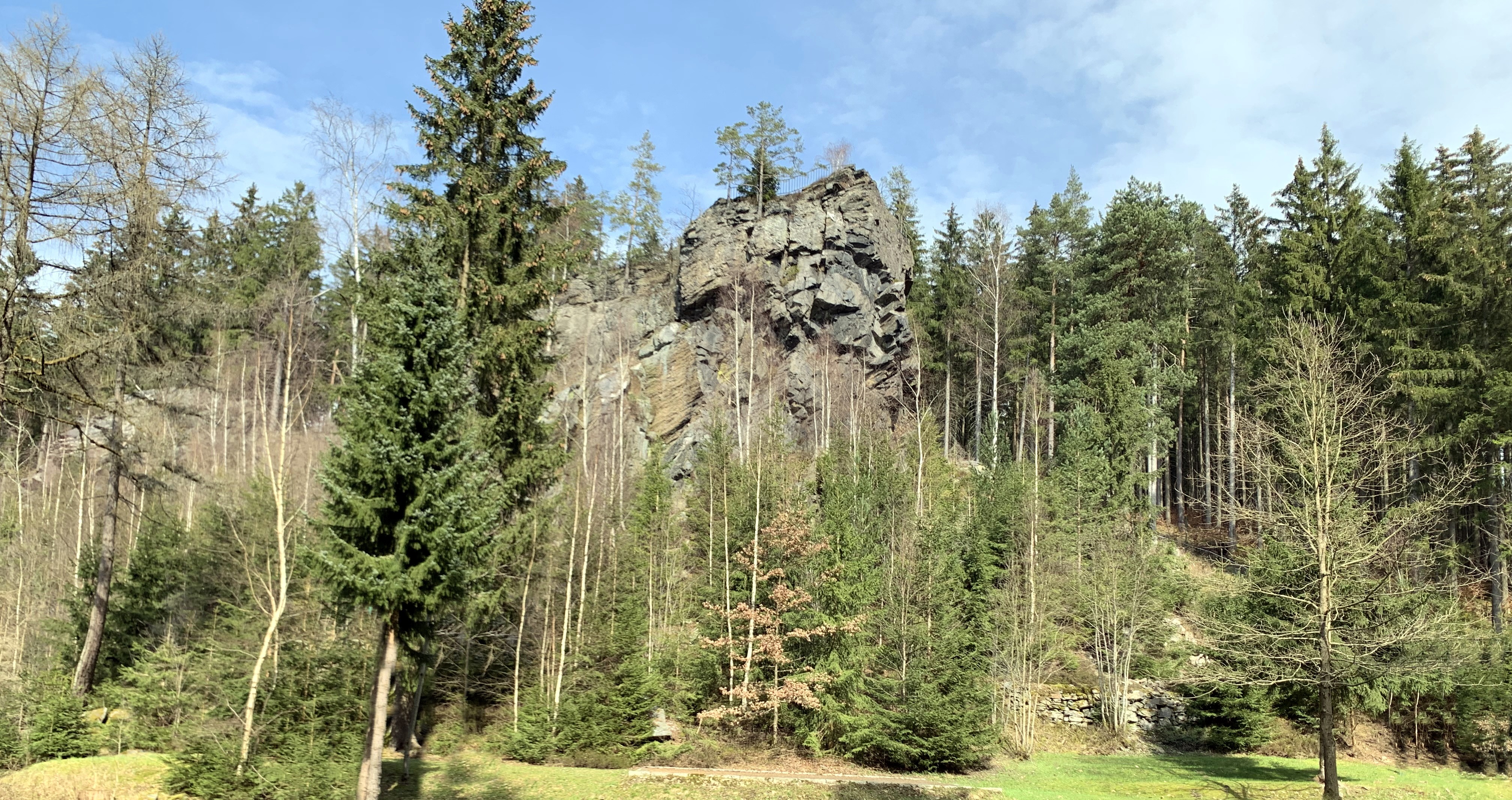 Rthelstein bei Beerheide / Auerbach / Vogtland. Felsen im Wald bei Sonnenschein.