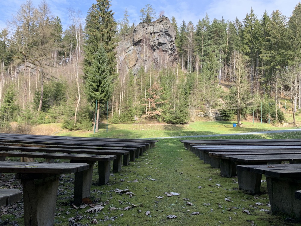 Naturbhne Rthelstein. - Holzbnke vor Felsen im Wald.