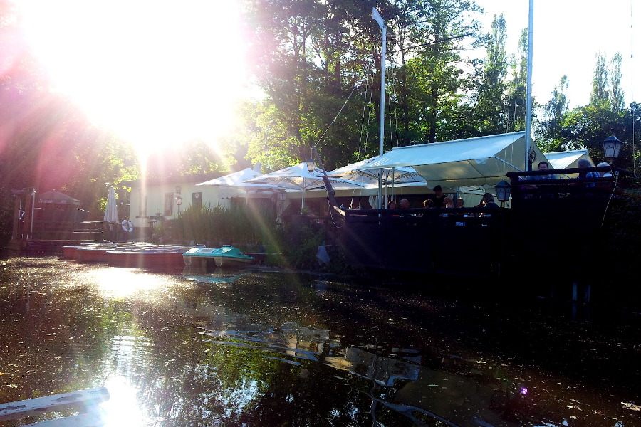 Blick vom Wasser auf den Biergarten