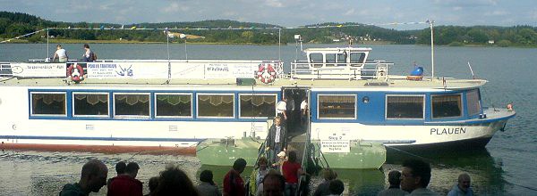 Motorschiff auf der Talsperre Phl