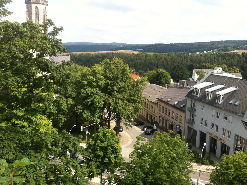 Blick vom Schlossfelsen auf die Kirche