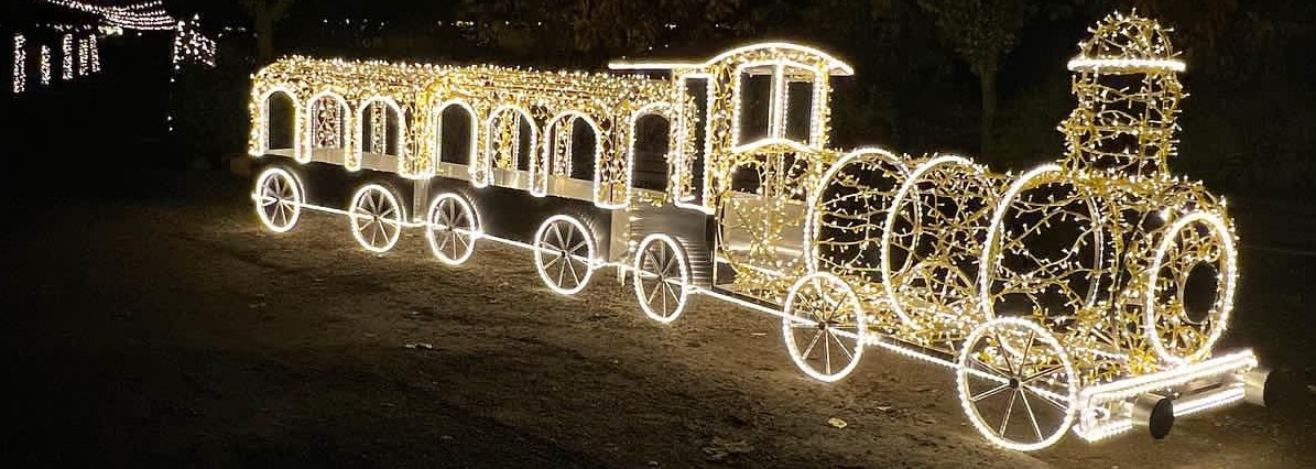 Lichterkette in Form der Parkbahn, leuchtend im Dunkeln