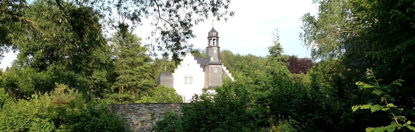 Teich zwischen Bume, in der Mitte Mauer mit Rundbogen, darber das Schlchen, Rodewisch