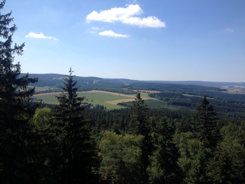 Erhhte Sicht von Aussichtsplattform auf Felder, Wlder und Wiesen