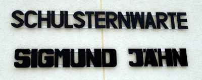 Schrift an Hauswand: Schulsternwarte Sigmund Jhn