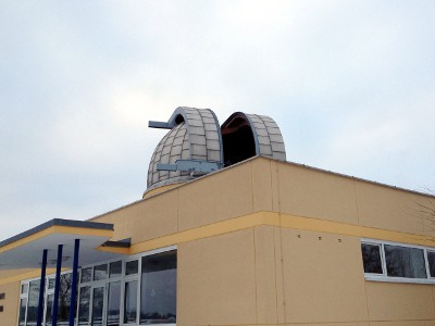 Geöffnete Kuppel der Rodewischer Sternwarte auf dem Dach