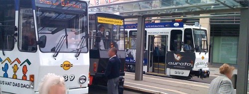 Drei Straenbahnen bei der Haltestelle "Stadtgalerie"