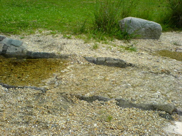 Ein kleiner Bach vor der Talsperre.