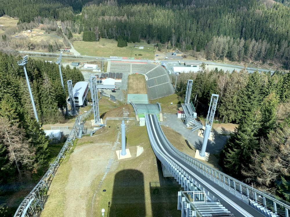 Sprungschanze von oben mit Blick ins Tal. bersicht.