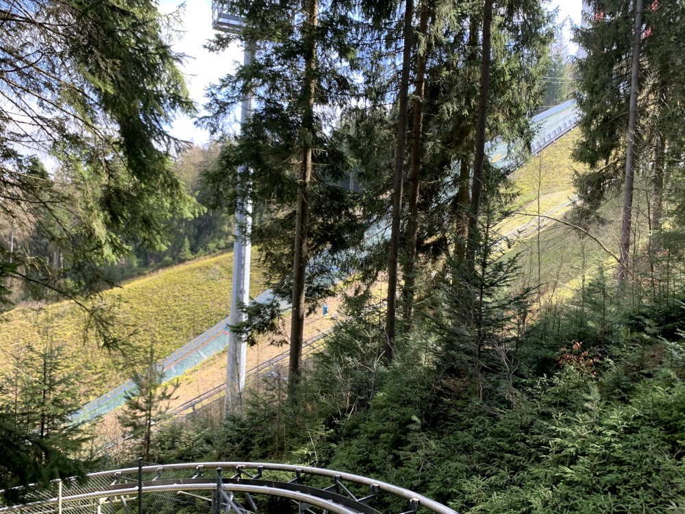 Blick durch Bume auf den Schanzenhang