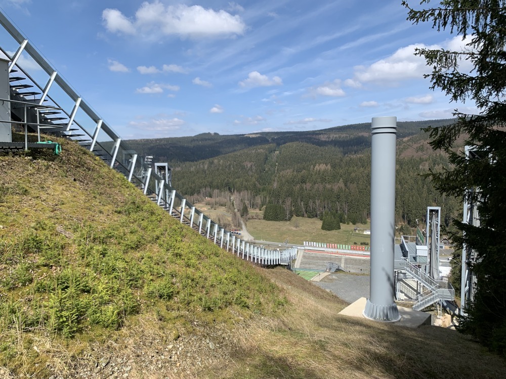 Sprungschanze am Berg vor Abhang