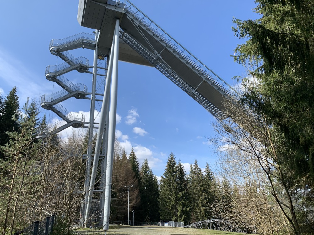 Metallkunstruktion der Vogtland Arena Schanze auf Stelzen mit Abfahrtsbereich von unten