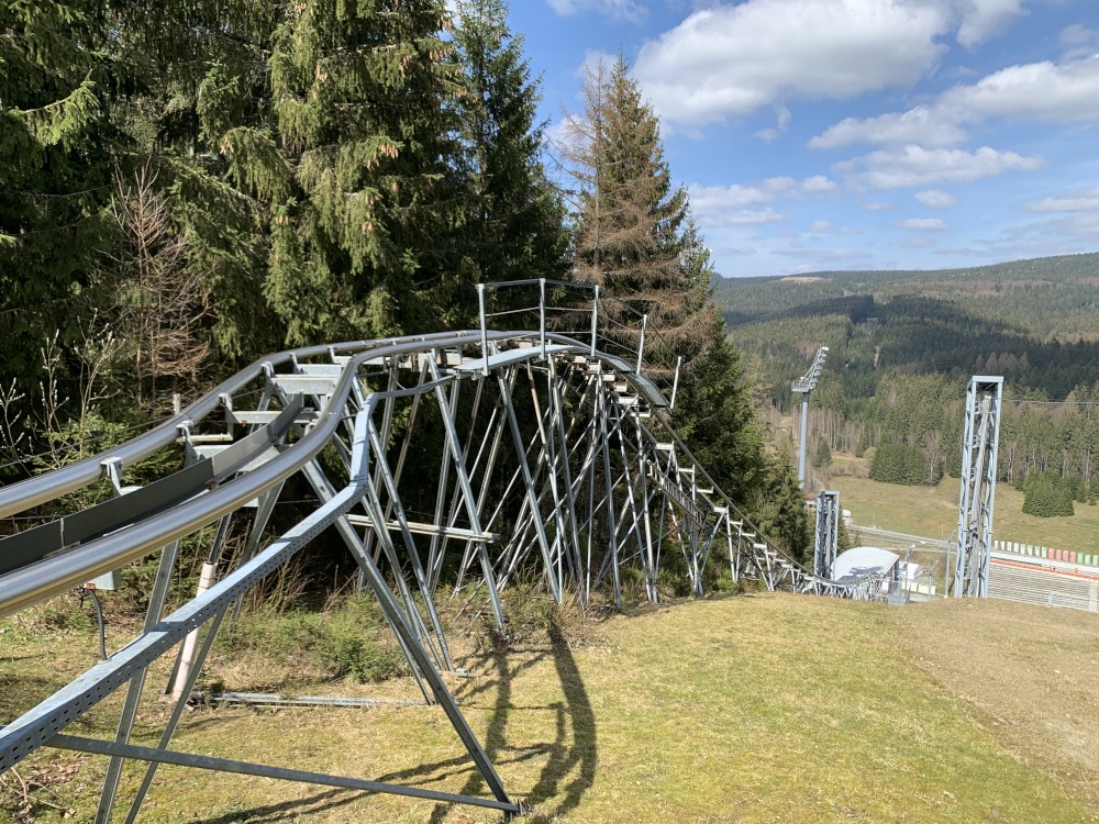 Metallkonstruktion die vom Tal auf den erg hinauf fhrt vor Bumen.