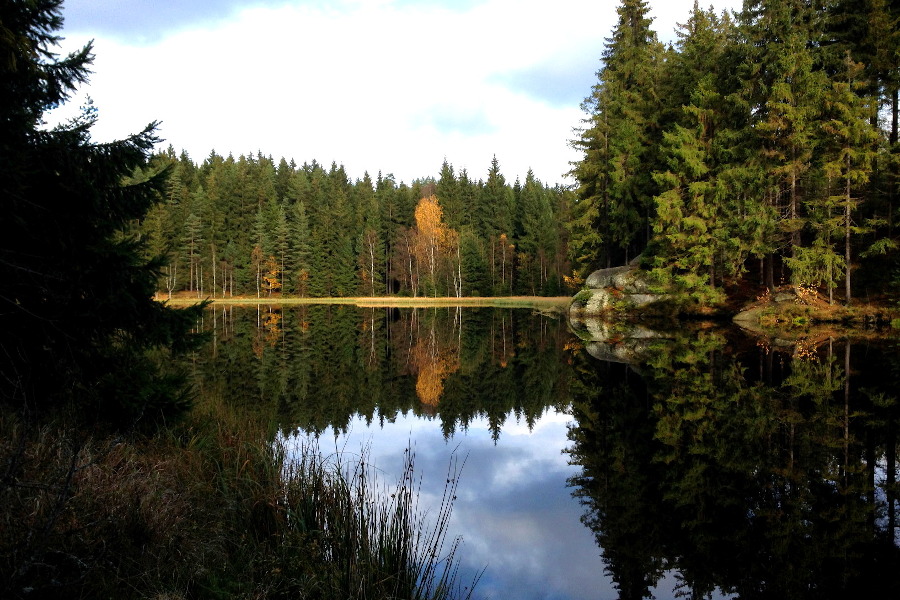 Markante Felsformation spiegelt sich im Wasser