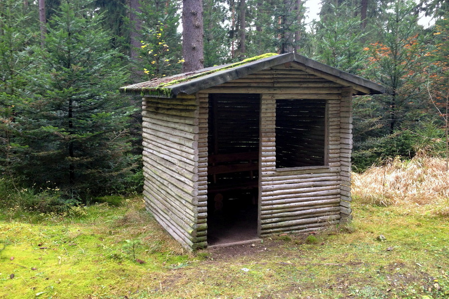 Schutzhütte bei starkem Regen und Gewitter