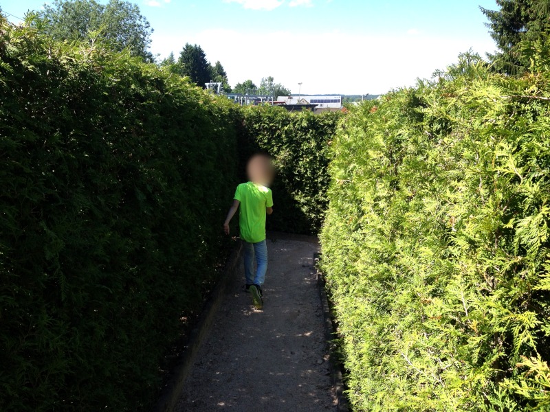 Kind rennt weg durch Irrgarten