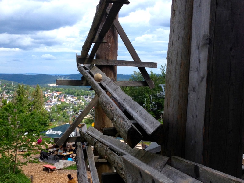 Groe Holzmurmelbahn im Freien auf mehreren Ebenen