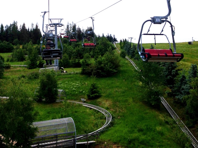 Lift ber Wiese, Bume und Rodelbahn