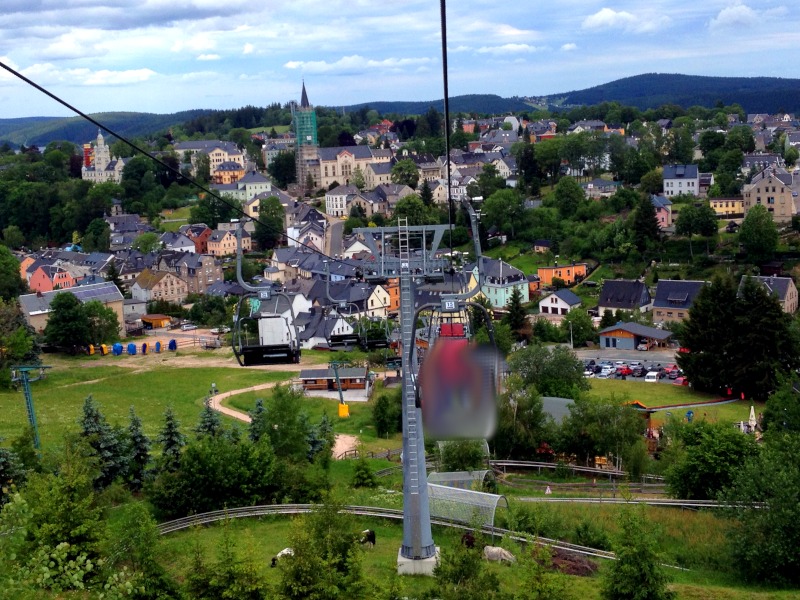 Sessellist vor Huserpanorama